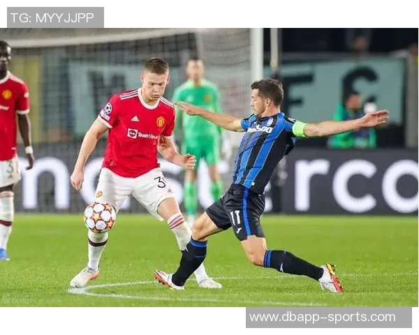 麦克托米奈上半场末段不理智动作遭黄牌处罚引发争议